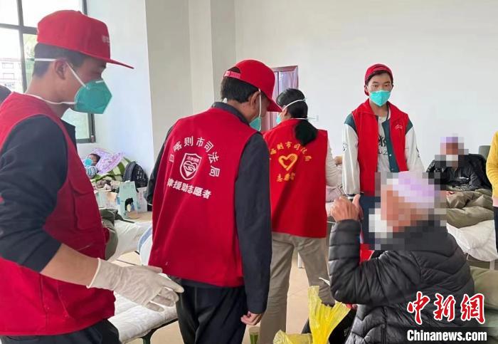 圖為得到妥善安置周到的服務(wù)，患者向志愿者豎起大拇指。　日喀則市委宣傳部供圖
