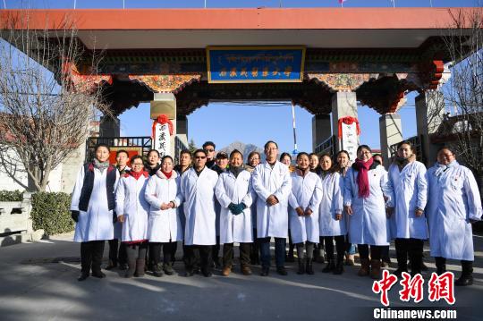 圖為該校師生在更名后的西藏藏醫(yī)藥大學(xué)校門前合影留念?！『闻罾?攝