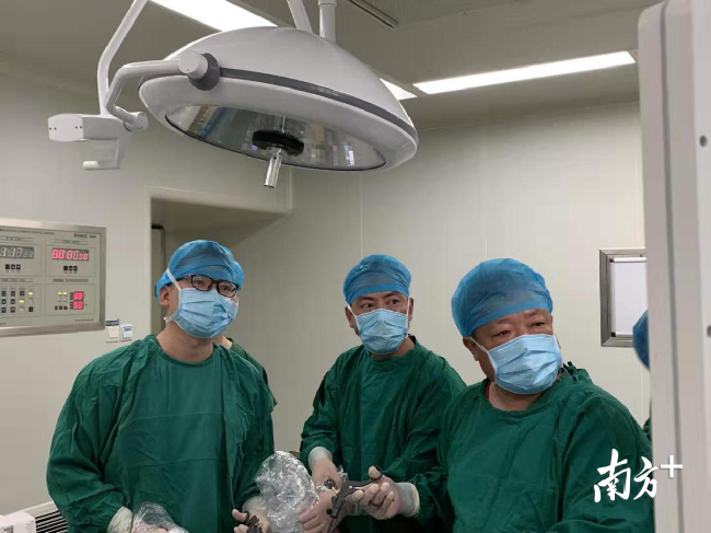 李英儒（左一）開展林芝地區(qū)首例腹腔鏡右半結(jié)腸癌根治術(shù)。