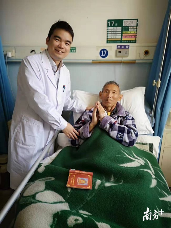 李英儒給阿伯實(shí)施了林芝地區(qū)首例腹腔鏡胃癌根治術(shù)，術(shù)后阿伯恢復(fù)良好。