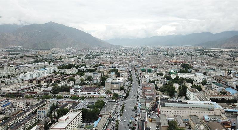 8月10日無人機(jī)拍攝的拉薩城市一景。新華社記者 王益亮 攝.jpg