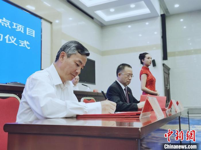 圖為青海省副省長(zhǎng)匡湧(左)簽訂合作共建區(qū)域醫(yī)療中心框架協(xié)議?！?zhí)砀?攝