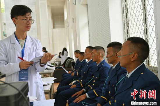 圖為研究團隊成員登記消防員信息。　趙朗 攝