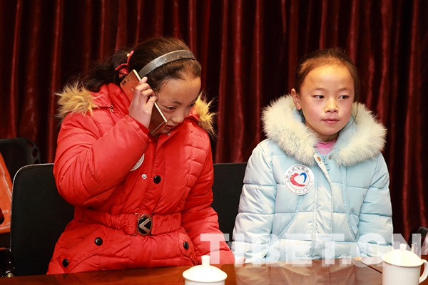 圖為澤旺卓瑪與志愿者阿姨通電話。攝影：陳衛(wèi)國