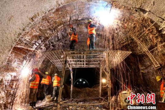 圖為施工人員正在進(jìn)行隧道支護(hù)焊接作業(yè)?！￡悤?攝