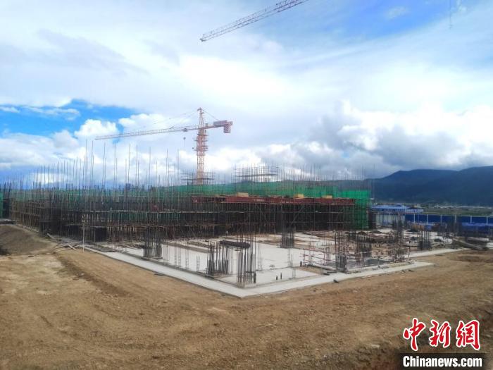 圖為香格里拉站實(shí)現(xiàn)封頂。中國(guó)鐵路昆明局集團(tuán)供圖