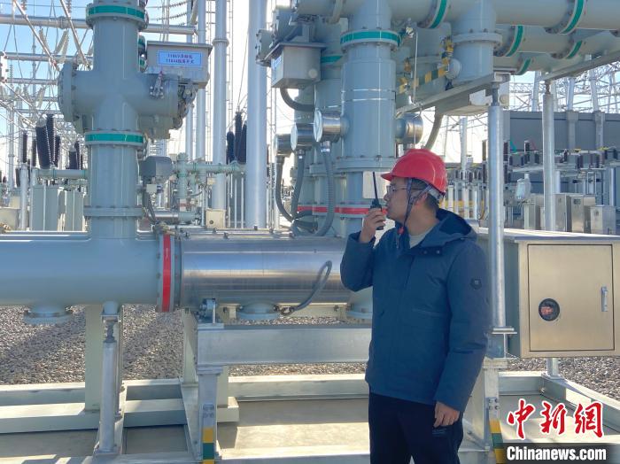 圖為國網(wǎng)青海檢修公司專業(yè)人員在沙柳變電站驗收設(shè)備?！√岂?攝
