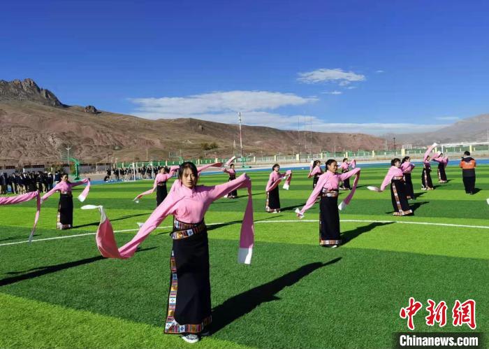 圖為青海師范大學(xué)附屬玉樹實驗學(xué)校學(xué)生在綠茵場跳起囊謙古舞—卓根瑪?！“讋?攝