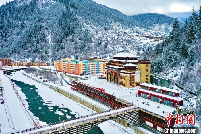 壤塘的雪后美景?！∪捞量h融媒體中心供圖