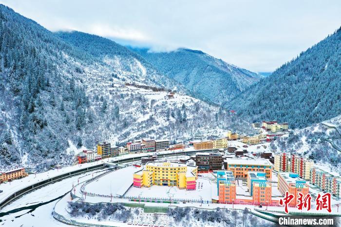 壤塘的雪后美景?！∪捞量h融媒體中心供圖