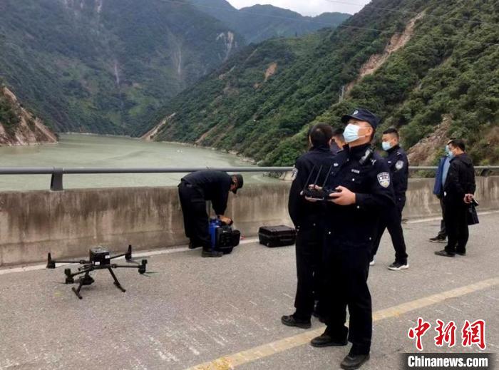 民警組成的搜尋隊利用無人機(jī)在震區(qū)開展空中巡查?！「首沃莨簿止﹫D