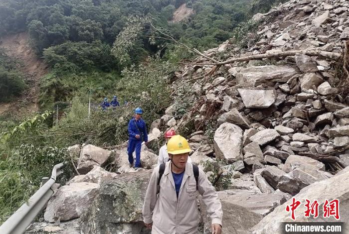 電力搶險(xiǎn)人員徒步通過垮塌路段?！∷拇娏﹫D