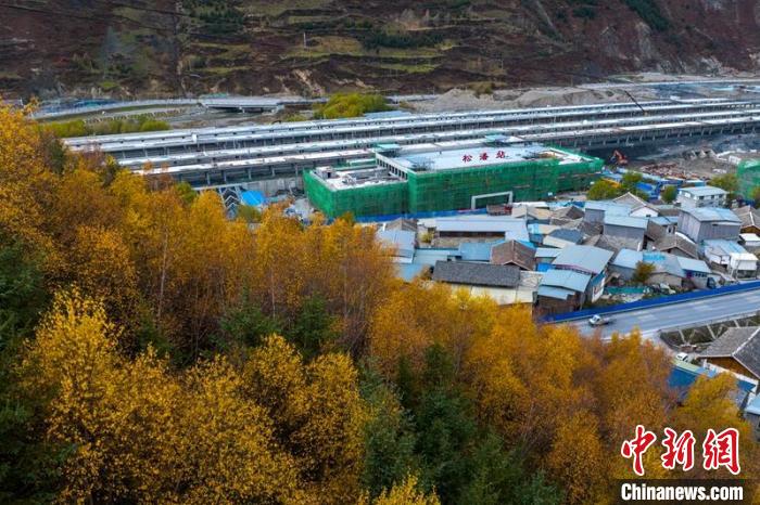 正在建設(shè)的成蘭鐵路松潘站。　劉忠俊 攝
