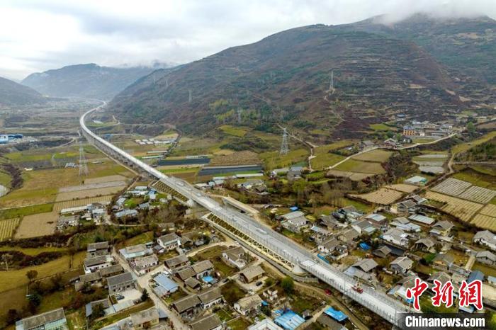 成蘭鐵路松潘右所屯岷江雙線特大橋?！⒅铱?攝