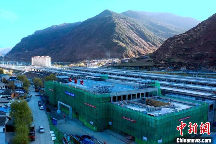 正在建設(shè)中的成蘭鐵路松潘站?！⒅铱?攝