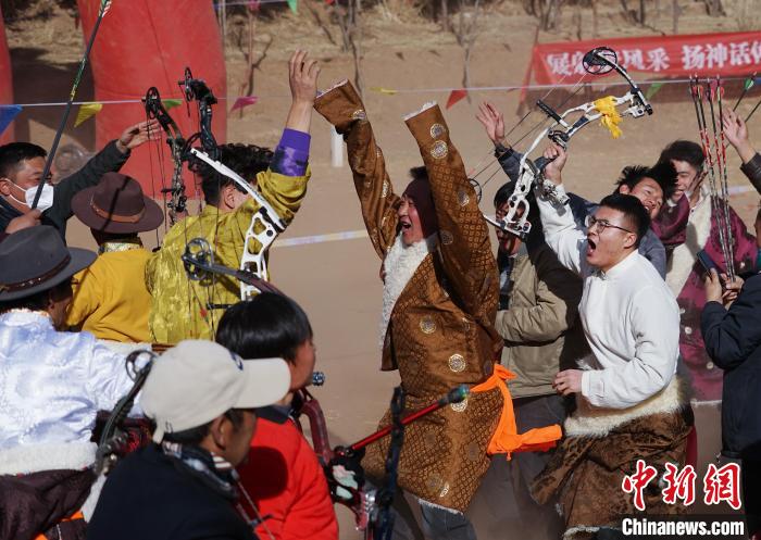 圖為藏族民眾跺腳歡呼慶祝弓箭手射中靶心。　馬銘言 攝