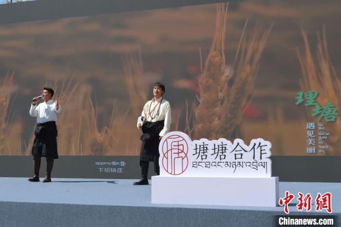 “康巴漢子”現(xiàn)場(chǎng)獻(xiàn)唱?！≈炝杞?攝