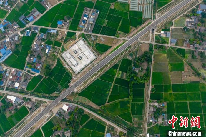 空中俯瞰綿竹牽引變電所和川青鐵路成黃段鐵路線?！⒅铱?攝
