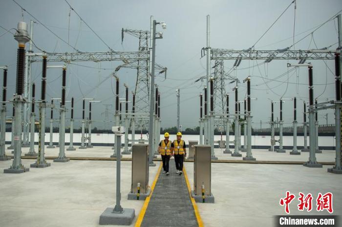 工作人員正在綿竹牽引變電所內(nèi)巡查設(shè)備受電運行情況。　劉忠俊 攝