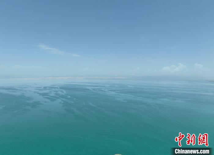 圖為航拍仲夏時(shí)節(jié)，青海湖水天一色?！∑钤鲚?攝