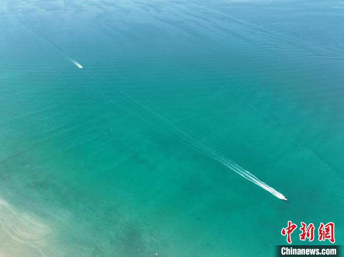 圖為航拍仲夏時(shí)節(jié)，青海湖湖水碧波蕩漾?！∑钤鲚?攝