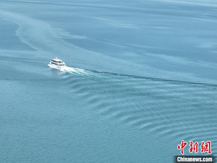 圖為航拍仲夏時(shí)節(jié)，青海湖湖水碧波蕩漾。　祁增蓓 攝