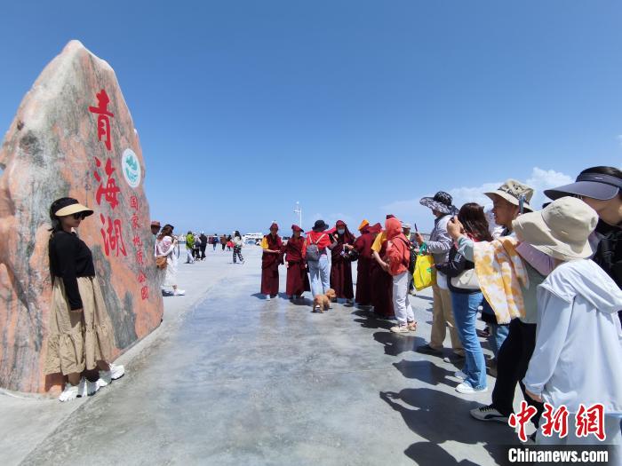 圖為航拍青海湖美景引游客拍照打卡。　祁增蓓 攝