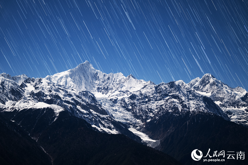 梅里雪山“星河流淌”奇觀。趙一舟攝
