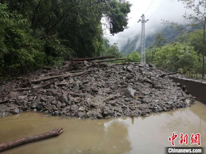 圖為7月21日，G318線川藏公路林芝巴宜區(qū)至波密縣路段因自然災(zāi)害中斷。林芝市巴宜區(qū)公安局 供圖
