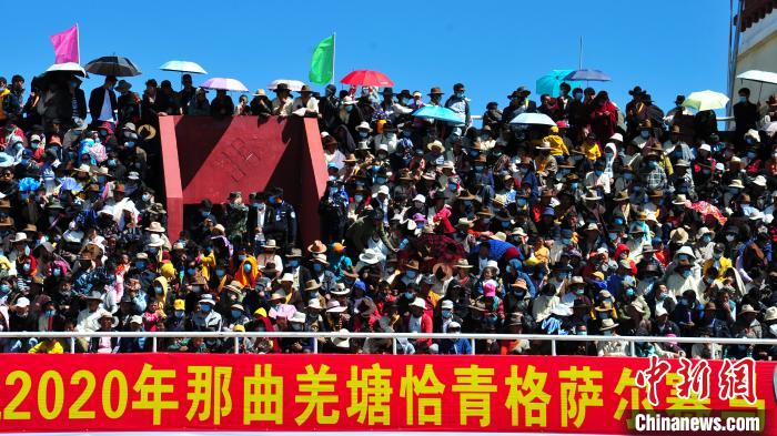 圖為當日的比賽吸引了眾多觀眾?！垈?攝