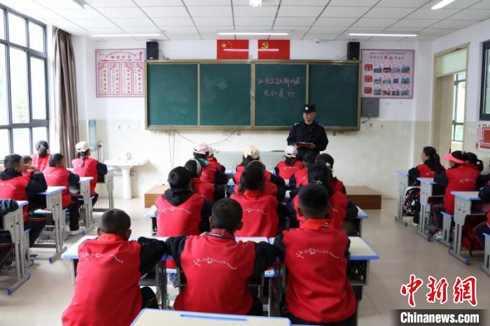 圖為民警在邊境學(xué)校宣傳邊境政策法規(guī)?！問|出入境邊防檢查站供圖 攝