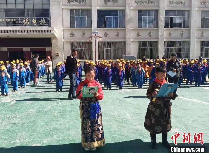 圖為學(xué)生開展素質(zhì)拓展活動(dòng)?！∧岈斀瓱徉l(xiāng)中心小學(xué)供圖 攝