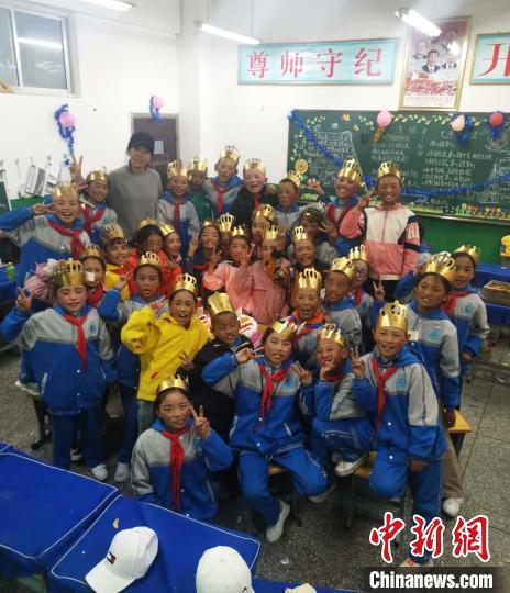 圖為學(xué)校老師為學(xué)生集體慶生?！∧岈斀瓱徉l(xiāng)中心小學(xué)供圖 攝