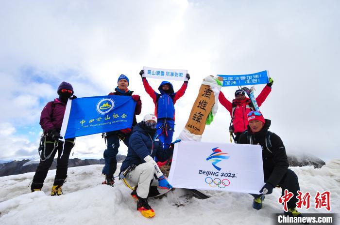 圖為5日，登山者在洛堆峰頂合影。　張偉 攝