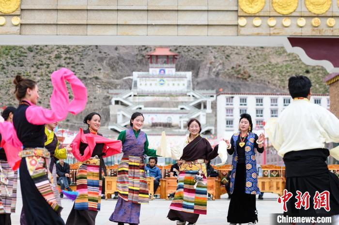圖為西藏昌都市洛隆縣易地搬遷安置點阿托卡小康示范新村村民載歌載舞慶脫貧(資料圖)?！『闻罾?攝