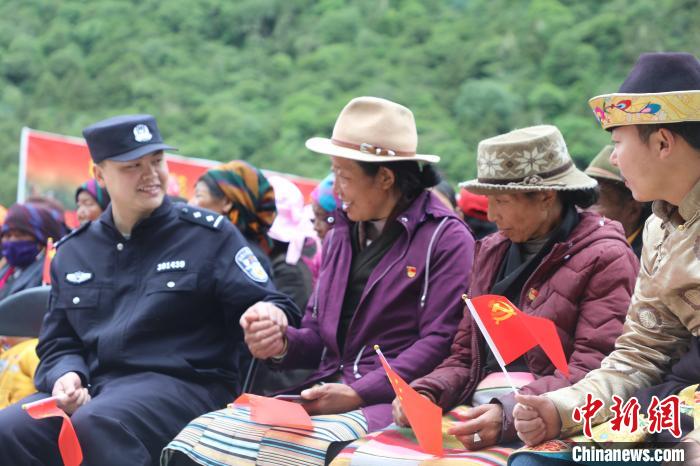 圖為李陽副所長(前排左一)與卓嘎、央宗姐妹共同參加愛國主義教育活動(dòng)?！〉录?攝
