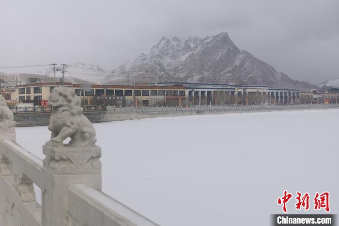 圖為2月5日傍晚時分的西藏阿里獅泉河鎮(zhèn)雪景?！⊥跏啦?攝