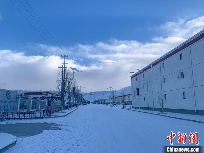圖為西藏札達(dá)縣街道被積雪覆蓋?！?qiáng)久 攝