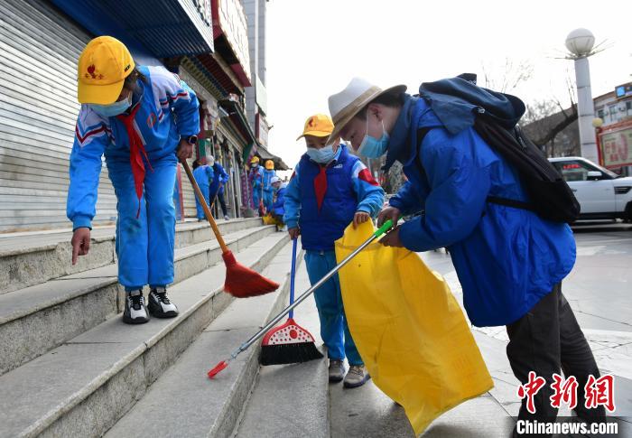 圖為拉薩市小學生打掃街道?！∝暩聛硭?攝