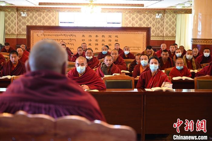 3月23日，記者走進(jìn)位于拉薩的西藏佛學(xué)院，探訪宗教學(xué)府的新學(xué)期。圖為佛學(xué)院學(xué)員正在上課。<a target='_blank' ></p><p  align=
