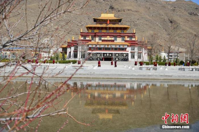 3月23日，西藏佛學(xué)院開學(xué)第二日，<a target='_blank' >中新社</a>記者前往學(xué)院探訪了少年活佛班、尼眾部等，走進(jìn)了他們的課堂。該學(xué)院有來自藏傳佛教格魯派、寧瑪派等各個(gè)教派的僧尼，900余人在此學(xué)習(xí)。圖為西藏佛學(xué)院內(nèi)景。<a target='_blank' >中新社</a>發(fā) 貢嘎來松 攝