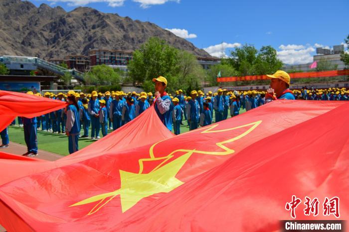 圖為拉薩市堆龍德慶區(qū)堆龍姜昆黃小勇希望小學(xué)學(xué)生在操場入隊儀式。　貢嘎來松 攝