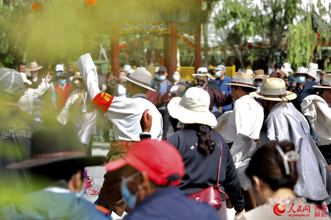拉薩市民在宗角祿康公園跳鍋莊舞。人民網(wǎng) 次仁羅布攝