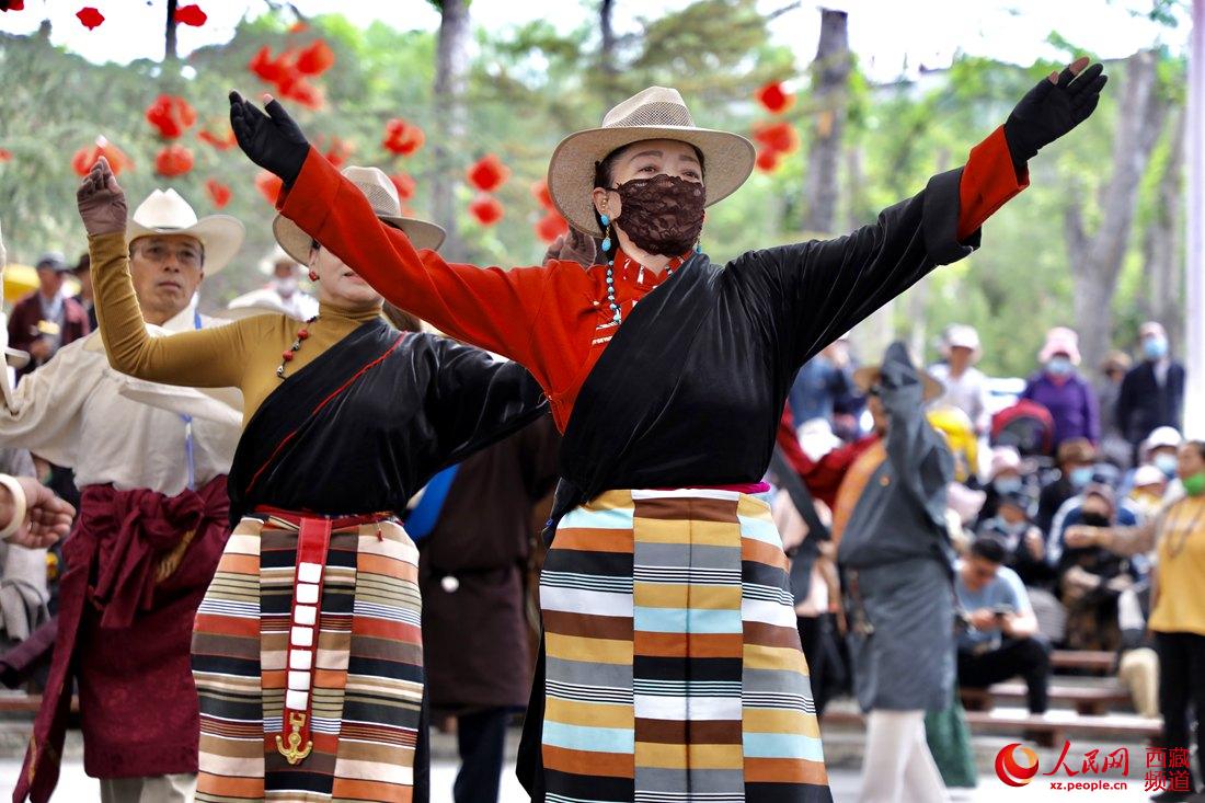 拉薩市民在宗角祿康公園跳鍋莊舞。人民網(wǎng) 次仁羅布攝