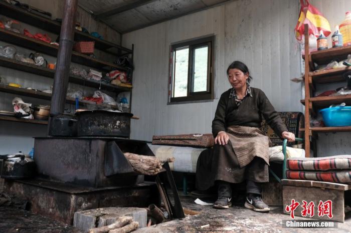 圖為8月6日，“玉麥姐妹”央宗在自家牧場放牧點(diǎn)的小屋里，她傳承了父親的生活習(xí)慣，喜歡待在牧場。 <a target='_blank' ></p><p  align=