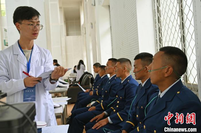 圖為研究團(tuán)隊(duì)成員登記消防員信息?！≮w朗 攝