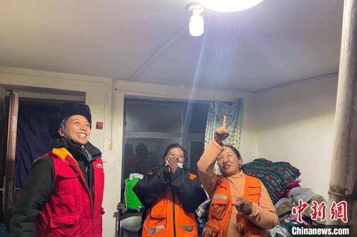 青藏公路109道班接入大網(wǎng)電?！?閆昱翰 　攝