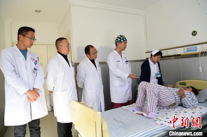 圖為何蔚副主任醫(yī)師(站右二)及團隊術后指導患者進行腰背肌鍛煉?！∝暩聛硭?攝