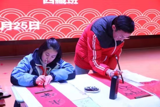 現(xiàn)場書寫春聯(lián)。梁超攝