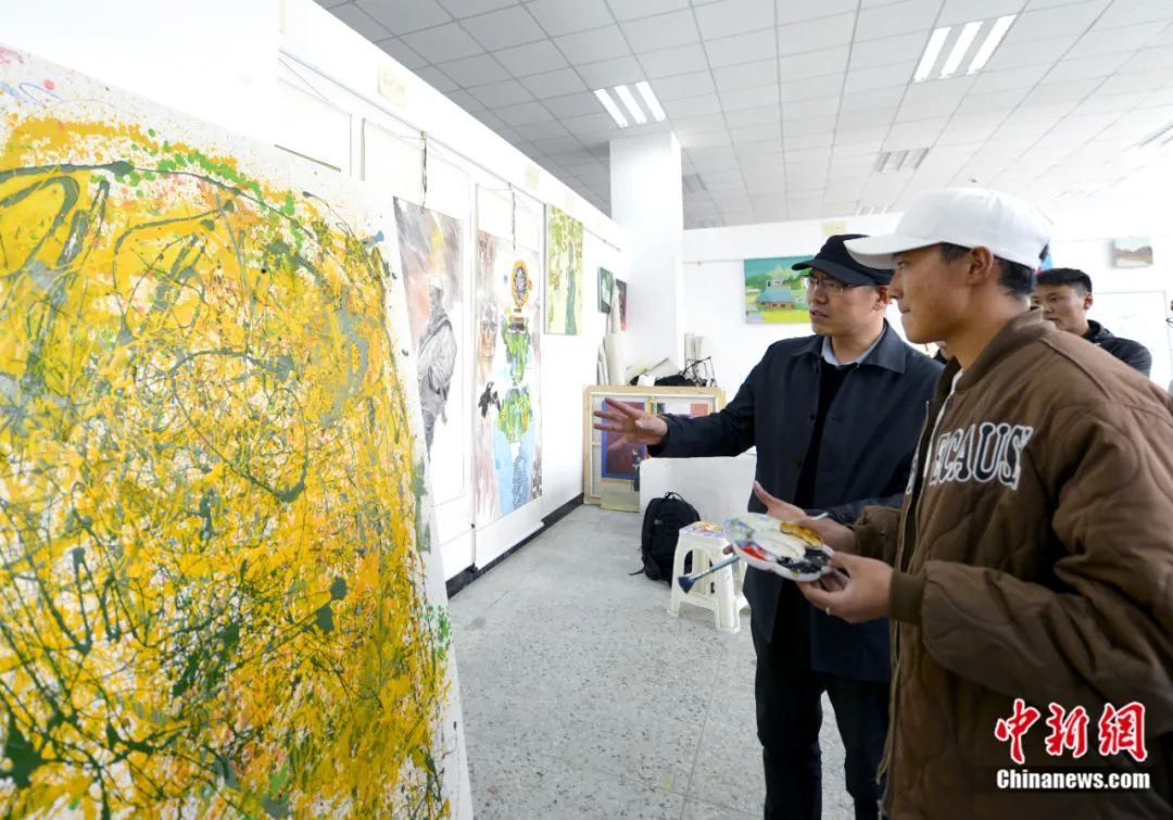 劉洋在課堂上指導(dǎo)學(xué)生繪畫技巧。<a target='_blank' href='/'><p  align=